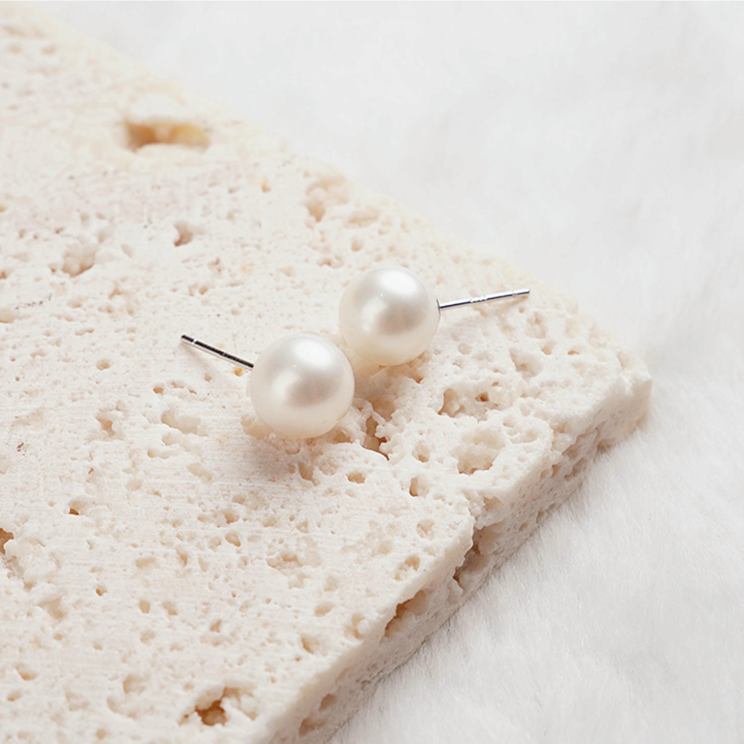 High Quality Pearl Stud Earrings in 925 Silver, Elegant Style