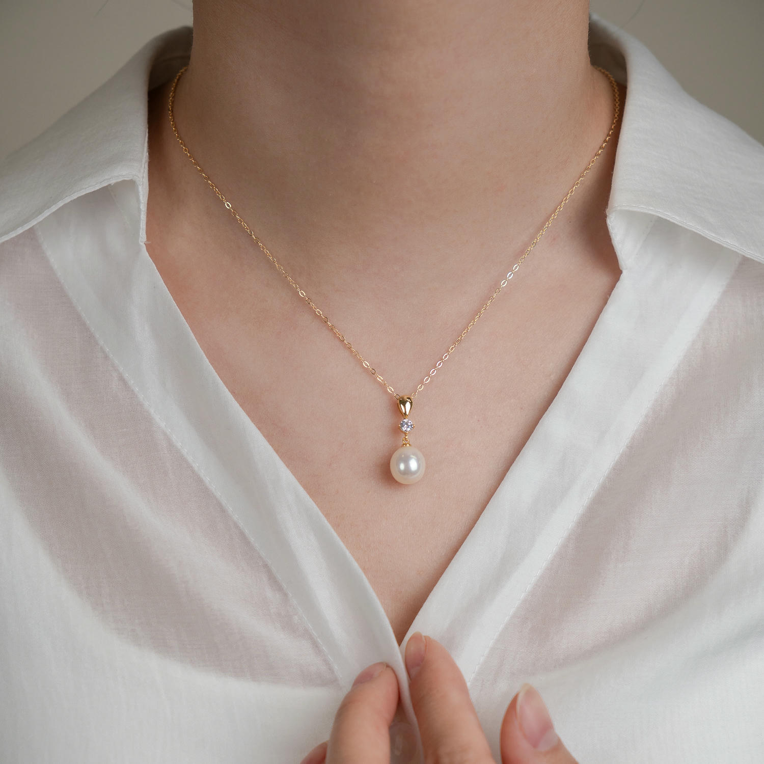 French Minimal Freshwater Pearl Necklace in 18K Gold