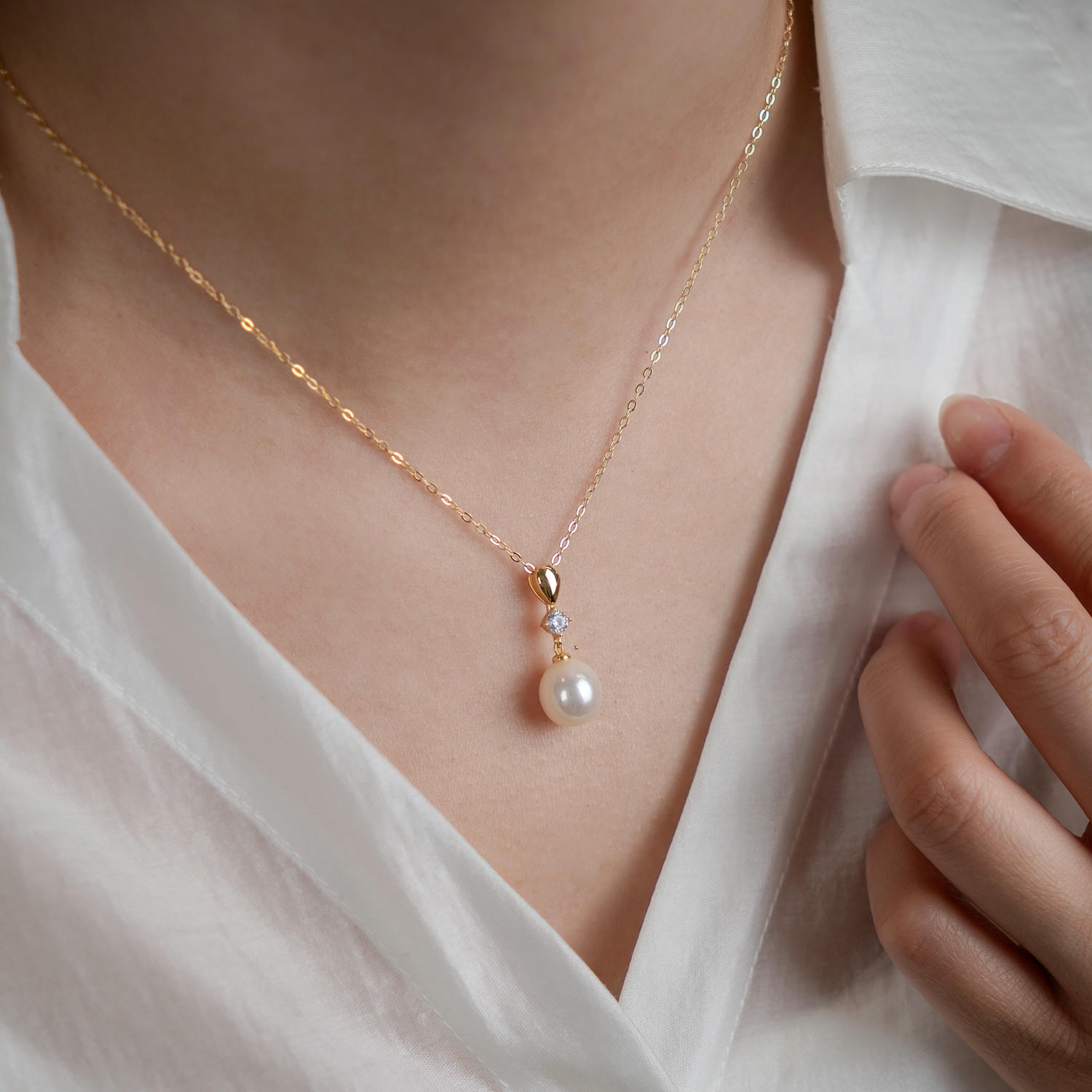 French Minimal Freshwater Pearl Necklace in 18K Gold