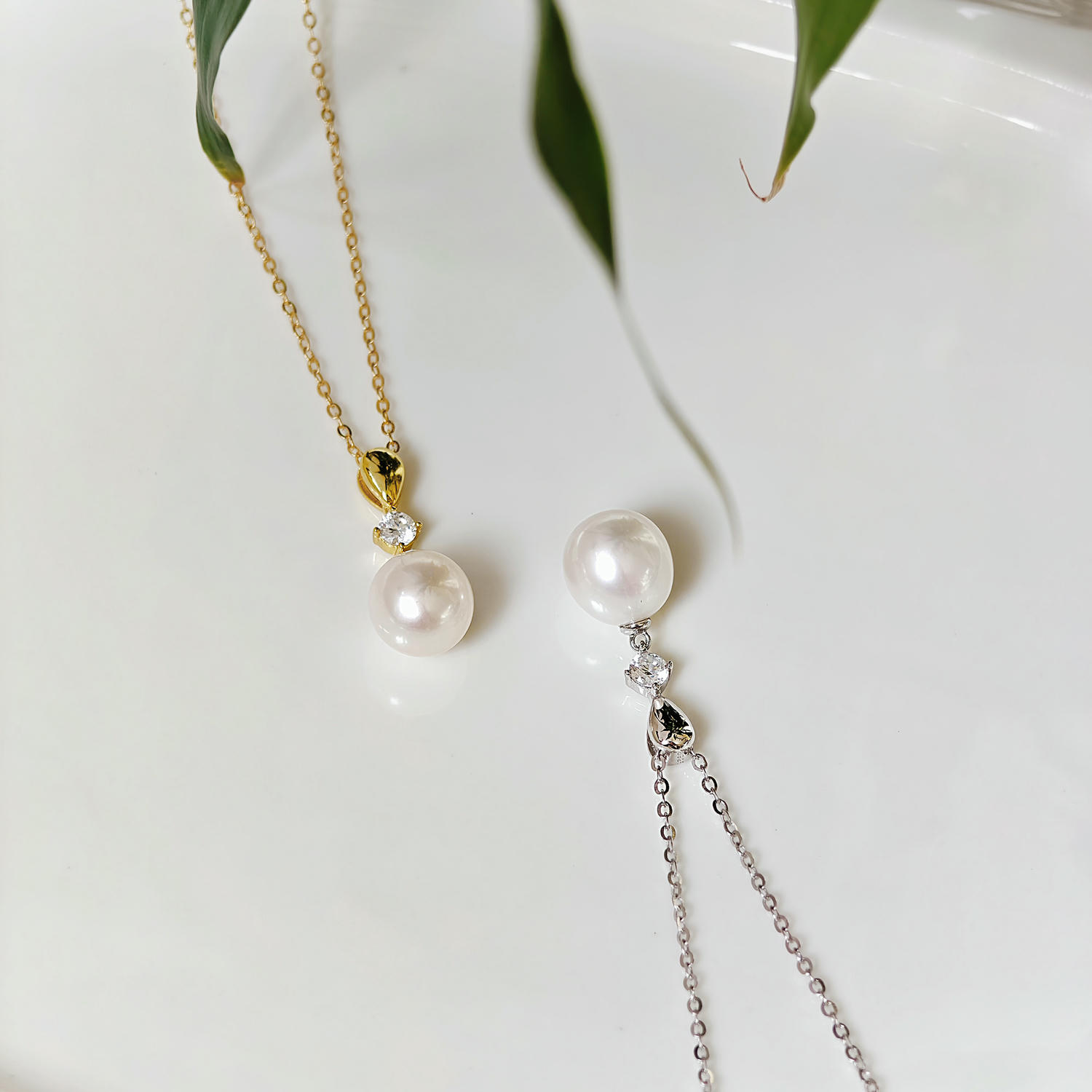 French Minimalist 18K Gold Pearl Necklace