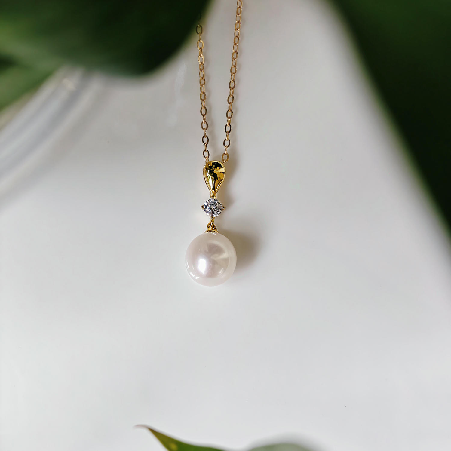 18K Gold Pearl Necklace with French Minimal Elegance
